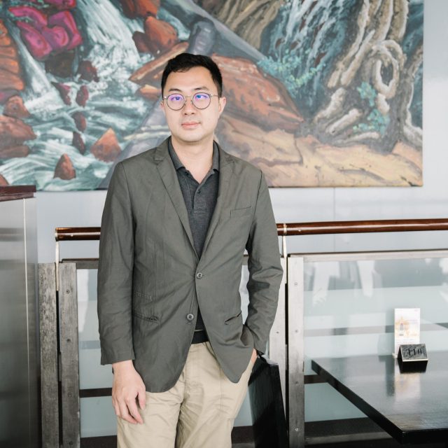 弹琴的人